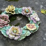 Couronne de fleurs en céramique sur une tombe du cimetière du Père Lachaise, Paris 20e (75)