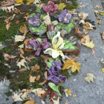 Fleurs en céramique sur une tombe du cimetière du Père Lachaise, Paris 20e (75)