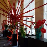 Bouquets d'anthuriums rouges dans des vases Daum