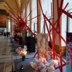 Installation de kimonos et de bouquets d'orchidées