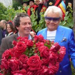 Michou, parrain de la rose République de Montmartre et Jean-Paul Reynoird, le créateur de la rose, Clos Montmartre, Paris 18e (75)